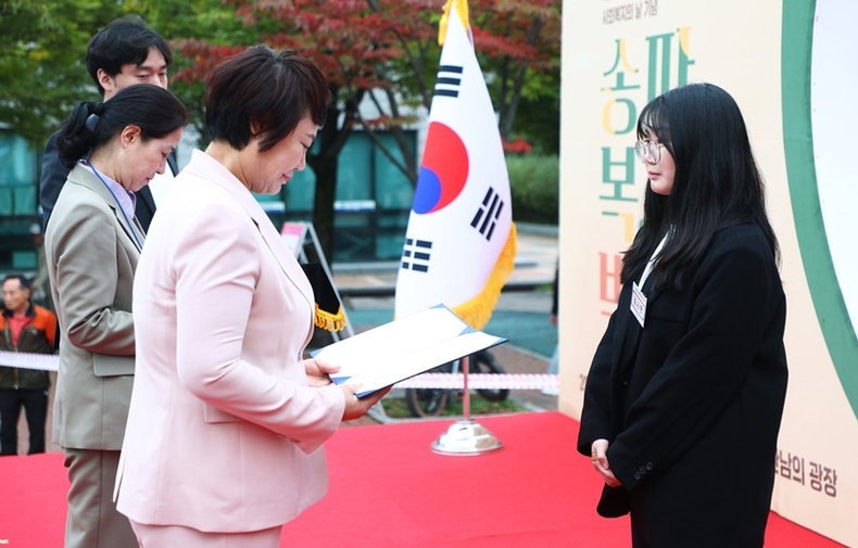 10월 18일(토) 올림픽공원 만남의 광장에서 개최한 ‘제26회 사회복지의 날 기념 송파복지박람회’에 참석해 지역 복지 발전에 헌신한 사회복지 종사자들을 격려했다. ⓒ타임즈 