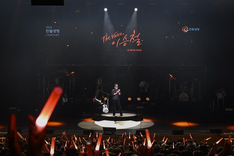 18일(토) 대구 엑스코 오디토리움에서 열린 ‘2025 한화생명 콘서트’ 공연에서 가수 이승철씨가 관객에게 감동을 전하는 노래를 하고 있다. ⓒ타임즈 