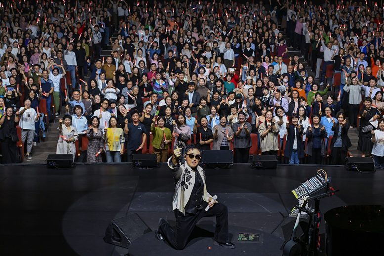 ‘2025 한화생명 콘서트’에서 노래하는 가수 이승철 ⓒ타임즈 