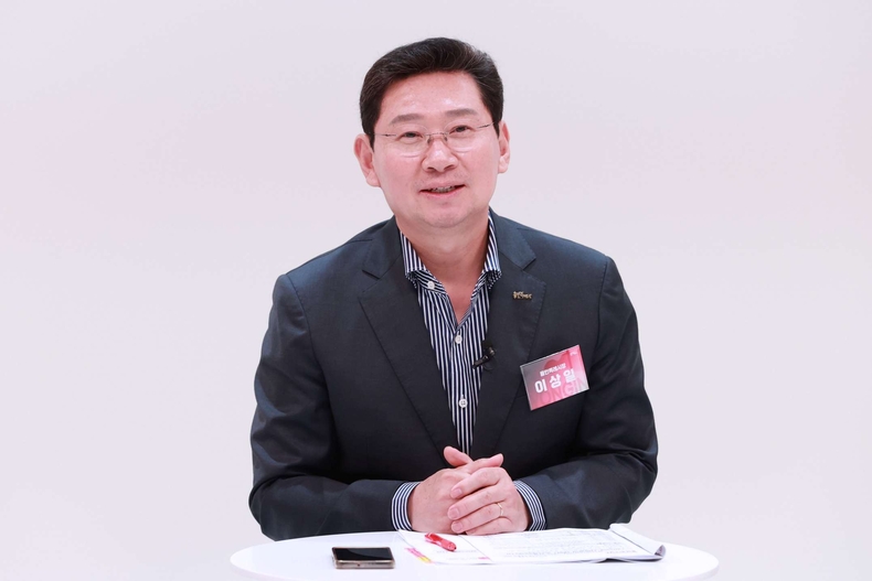 이상일 용인특례시장은 지난 7일 동백동 용인미디어센터에서 '시민과의 대화'를 열고 시민 질문에 답하는 형식으로 주요 현안에 답변하는 형식으로 패널들과 의견을 나눴다.(1) ⓒ타임즈