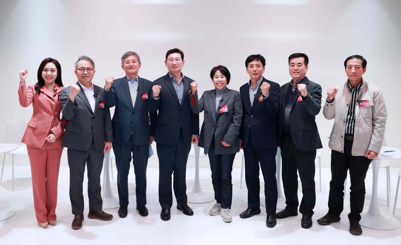 1-4. '시민과의 대화'가 끝난후 이상일 용인특례시장과 패널들이 기념촬영을 하고 있는 모습(3) ⓒ타임즈