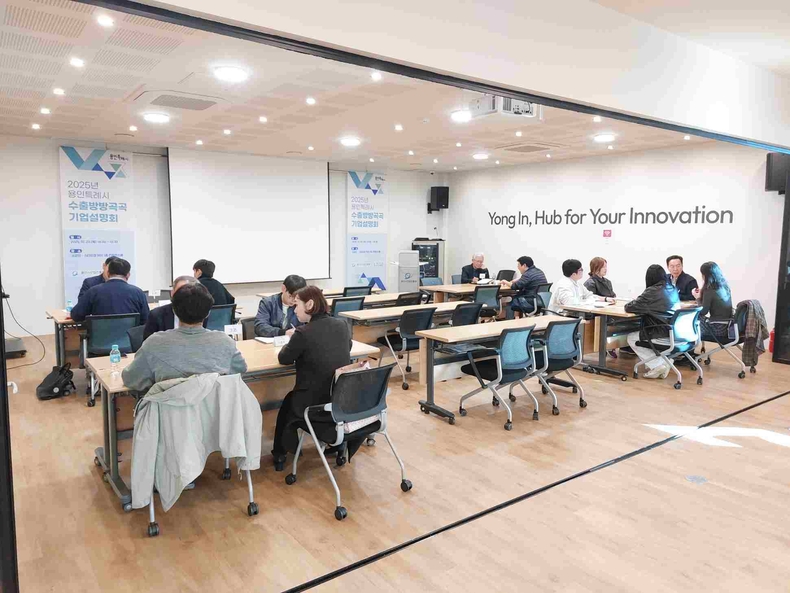 (사진2) 참가기업들이 전문위원과 그룹 상담을 하고 있다. ⓒ타임즈