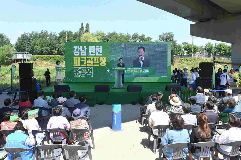 체육진흥과-10일 강남구 세곡동 탄천 파크골프장 준공식에서 이진찬 성남부시장이 인사말을 하고 있다(5) ⓒ타임즈