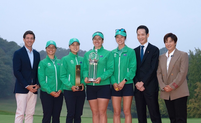 한화생명 김동원 사장이 우승을 차지한 호주팀과 트로피를 들고 기념촬영을 하고 있다. ⓒ타임즈  