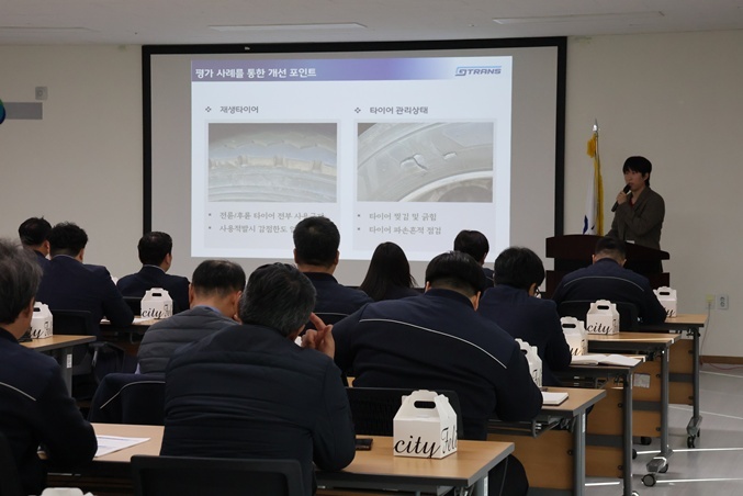 경기도 광역·시내버스 공공관리제에 참여하고 있는 운송사업자를 대상으로 「2025년 운송사업자 설명회」를 10월 27일과 28일 양일간 개최한다고 밝혔다. ⓒ타임즈 