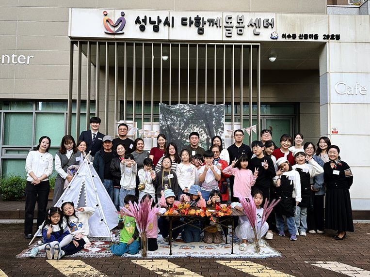 센터 내에서 초록우산과 가온그룹의 지원으로 진행된 ‘초등학생 진로탐색 프로젝트 <산들공작소>’의 결과 발표회 ‘산들빛 展’을 성황리에 개최하였다. ⓒ타임즈 