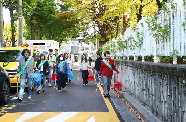 10월 27일(월) 오전 10시 30분, ‘석촌동 클린데이’에 참여해 동 직원들과 함께 지역 일대 환경 개선 활동을 펼쳤다. ⓒ타임즈 