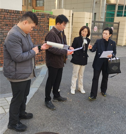 10월 29일(수), 가락중학교 후문 통학로 구간에서 제기된 안전 관련 민원을 확인하기 위해 도로관리과 관계자들과 함께 현장을 방문해 실태를 점검했다. ⓒ타임즈 