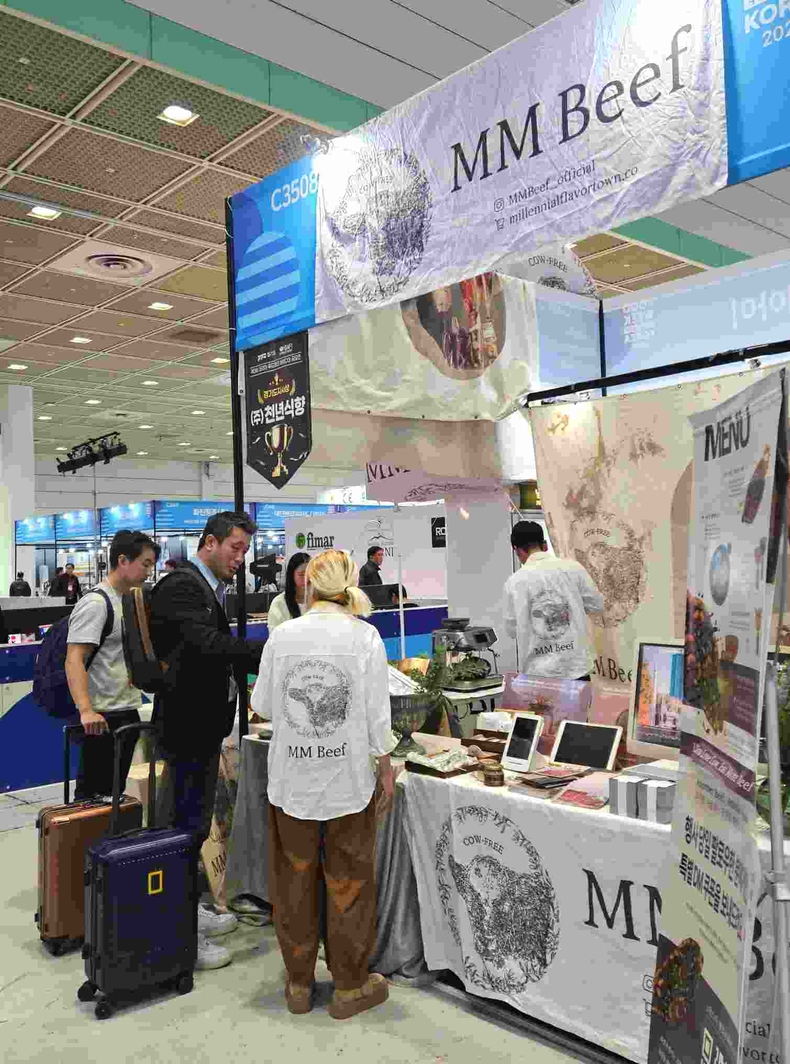 바이어와 상담을 하고 있는 참여사 (주)천년식향 ⓒ타임즈