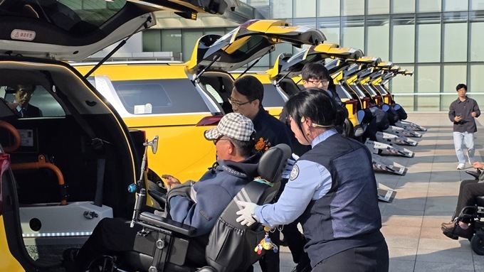 대중교통과-29일 성남시청 앞 광장에서 열린 장애인 복지택시 증차 발대식에서 시승 행사가 진행되고 있다. ⓒ타임즈 