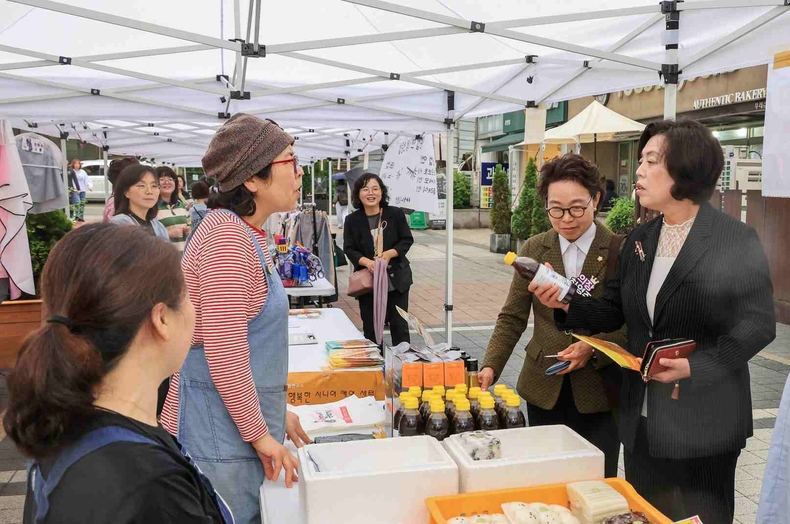 2025년+5월+과천에서+지역+상권+활성화를+위해+열린+동행축제에서+신계용+과천시장이+상인과+이야기+나누고+있다(4) ⓒ타임즈