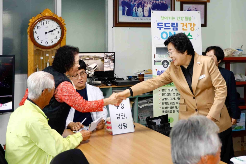 이천시+‘두드림+건강+온(ON)+버스’,+설성면+자석2리+마을회관+방문(3) ⓒ타임즈