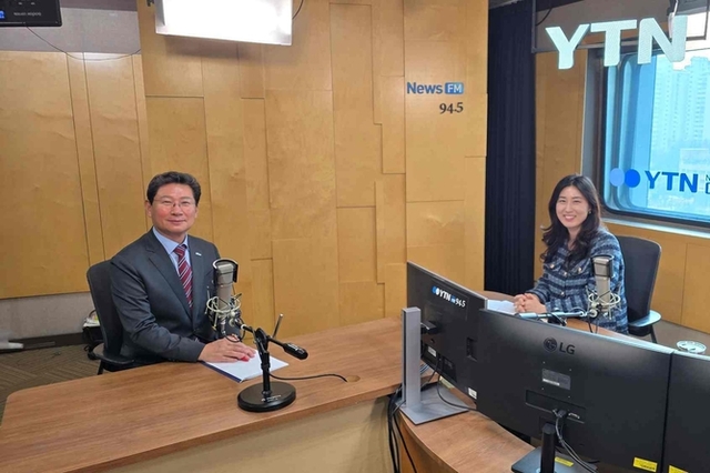 이상일 용인특례시장, 라디오에서 용인의 새로운 도시브랜드와 시의 도로 인프라 구축 상황 등 설명