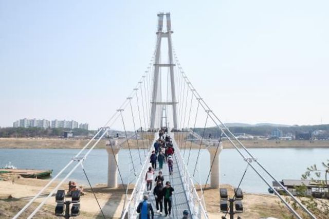 '여주 남한강 출렁다리' 개통, 경기도 동부지역 관광 산업의 중심으로 떠올라