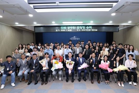 정명근 화성특례시장‘모범공무원’표창 69명 수여... 시민 위해 헌신한 공무원들에 감사 전해