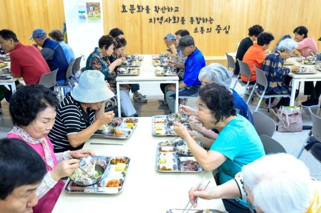 정명근 화성특례시장, 초복 맞이 노인복지관 경로식당 배식봉사로 어르신 건강 기원