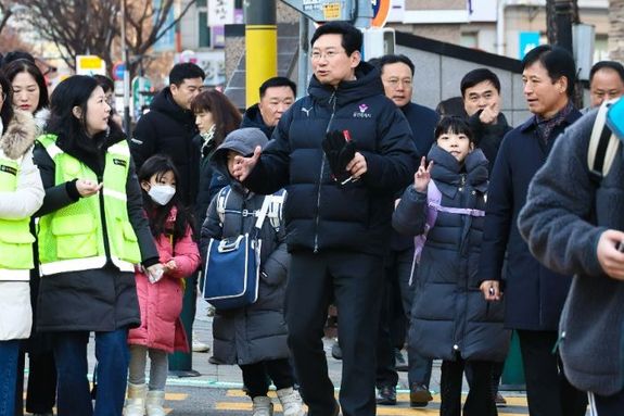이상일 용인특례시장, 대지초‧능원초 방문해 통학로 등 점검