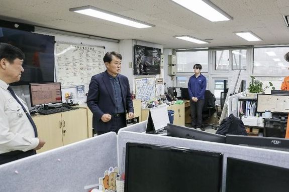 하은호 군포시장, 신속한 구조활동 펼친 소방대원 격려...철쭉축제 안전 대응도 당부