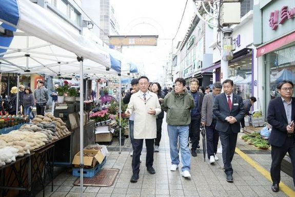 지역경제 상생발전 업무협약 이행 위한 더본코리아 백종원대표 여주 전통시장 방문해 상권 활성화 점검