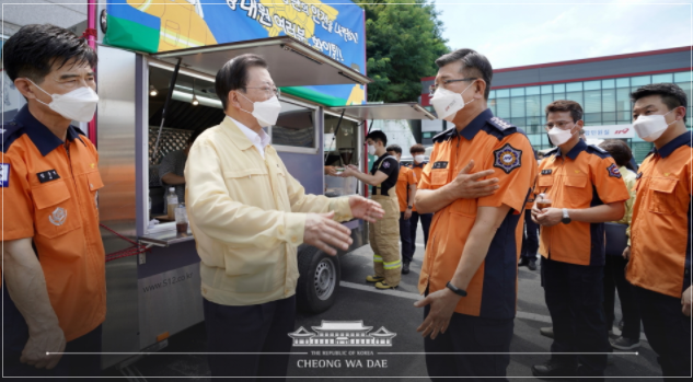 문재인 대통령, 폭염 대응 소방대원 격려차 용인소방서 방문