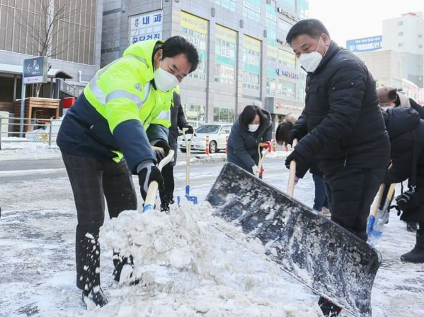 직접 제설작업하고 있는 백군기 용인시장
