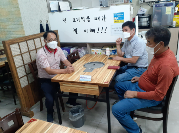이천시 설성면, “코로나19 예방접종 완료자 포함 테이블” 안내판 배부