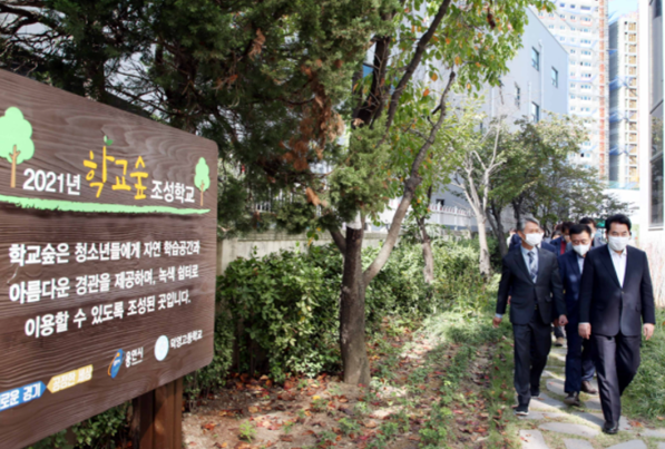 백군기 용인시장, 18일 덕영고교 방문해 학교숲 현장 점검…감사패 전달받아