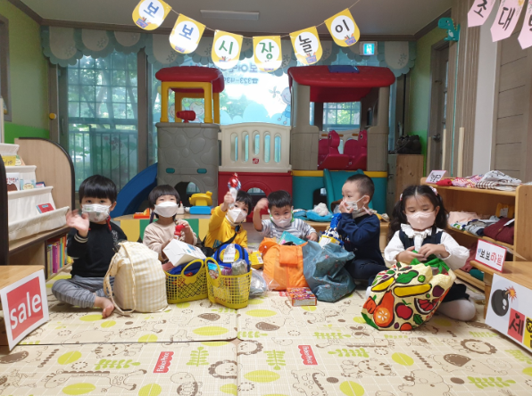 우림보보어린이집이 원생과 교사들이 직접 진행한 플리마켓에서 얻은 수익금 15만원을 포곡읍에 기탁했다. 사진은 플리마켓 모습