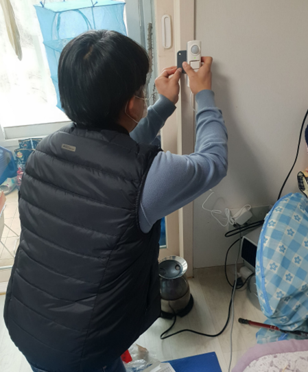 성남시 공무원이 중장년 1인 가구에 안전 알림 IoT 기기 설치 중이다