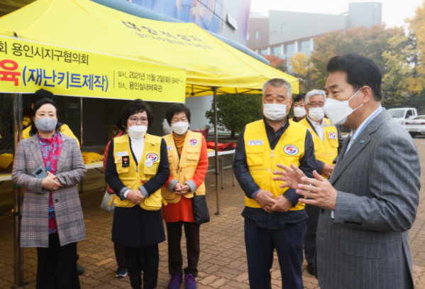 백군기 용인시장이 2일 재난구호활동 전문화 교육 현장에 방문해 참가자들을 격려하고 이야기를 나누고 있다.