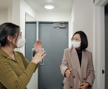 여성 1인 가구 쉐어하우스를 방문한 은시장 시설을 둘러보는 중.