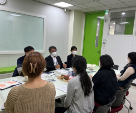 시 관계자가 이클레이 한국사무소를 찾아 가입 절차와 추후 활동 계획을 논의하고 있는 모습