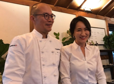 책 인세를 기탁한 고기리막국수 유수창, 김윤정 대표 부부의 모습