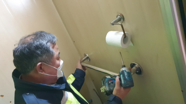 의왕 시민경찰 부곡팀, 어르신 화장실 안전바 설치