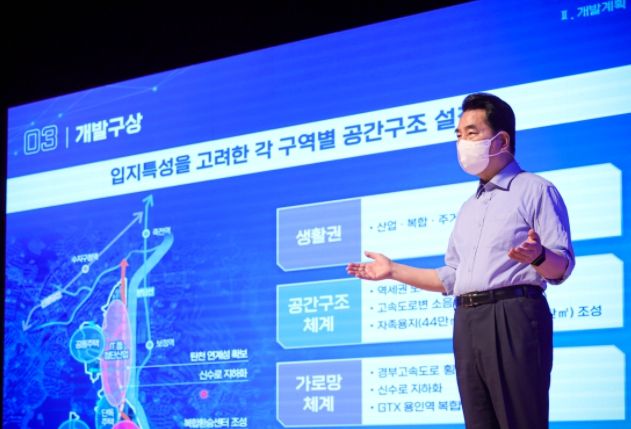 백군기 용인시장이 16일 용인시청 에이스홀에서 열린 언론브리핑에서 경기용인 플랫폼시티의 추진과정과 개발계획 등에 대해 설명하고 있다.