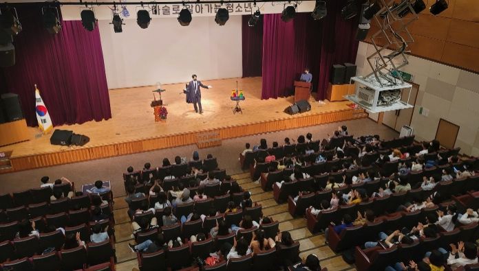 7일 구리시청소년수련관 1층 공연장에서 청소년을 위한 공연형 교육 '마술로 알아가는 청소년'을 성공리에 개최 사진 ⓒ타임즈