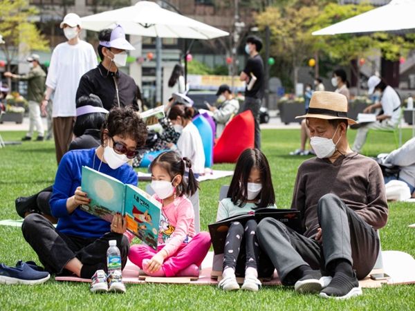 '책 읽는 서울광장'을 찾은 시민들이 편안한 자세로 독서를 즐기고 있다 ⓒ타임즈