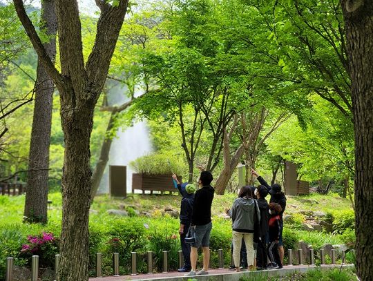 국립유명산자연휴양림(경기 가평) 자생식물원 숲해설 프로그램 모습입니다.. ⓒ타임즈