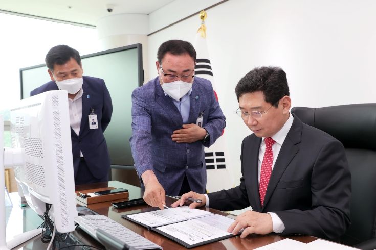 이상일 용인특례시장이 1일 수해 현장을 점검 한 뒤 '글로벌 반도체 중심도시 추진전략'을 첫 번째로 결재하고 있다.