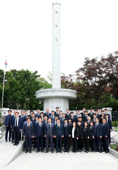 제9대 인천광역시의회 현충탑 참배