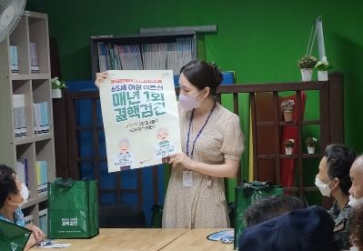 시 관계자가 어르신들을 대상으로 결핵 예방 교육을 하고 있는 모습