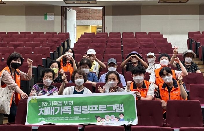 치매환자·가족과 ‘청춘극장’으로 영화 나들이