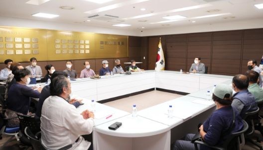 이상일 용인특례시장이 28일 시청 접견실에서 처인구 이동읍 서리 주민들과 만나 동물장묘시설 건립 문제에 대해 이야기를 나누고 있다.