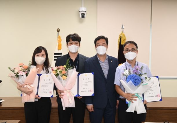 1일 하남시의회 강성삼 의장이 지방의회 인사권 독립 이후 첫 승진자 김정훈, 전해성, 손예린 주무관에게 임용장을 전달한 뒤 기념사진을 찍고 있다. (사진_하남시의회 제공)