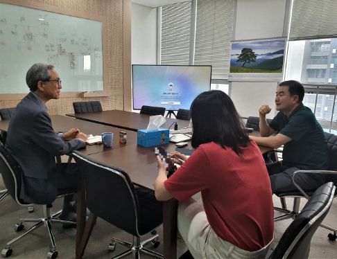 박영원 수출멘토(왼쪽)가 에프디파이브 조정훈 대표와 이야기를 나누고 있다.