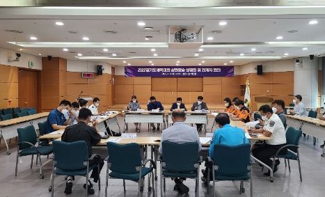 2022 경기도종합체육대회 관계자들이 성화봉송 행사 준비 사항을 검토하고 있다.
