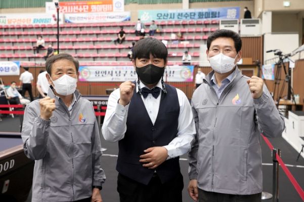 이상일 용인특례시장이 조효상 용인특례시체육회장, 김동준 선수와 기념 촬영을 하고 있다.