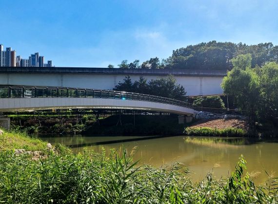 기흥구 중동 동백호수공원에 설치된 아치형 석재 데크
