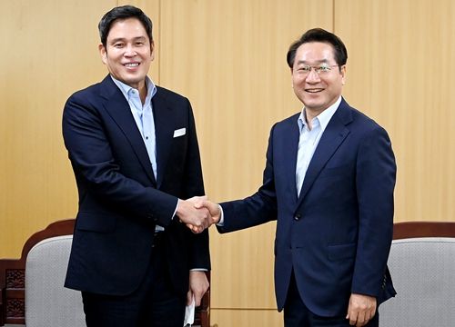 8월 24일 시청 접견실에서 유정복 인천시장과 신세계그룹 정용진 부회장이 만나 스타필드청라 건립사업과 연계한 돔구장 건립과 서울7호선 전철역 추가 신설에 대해 적극 협력하기로 했다.