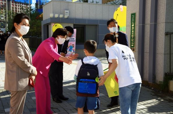 신계용 과천시장, 과천갈현초등학교 개교 후 첫등교 축하 인사